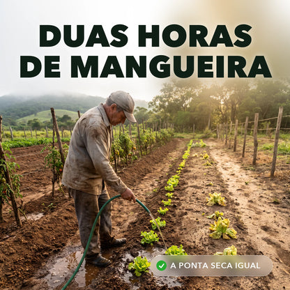 Homem regando a horta na mangueira