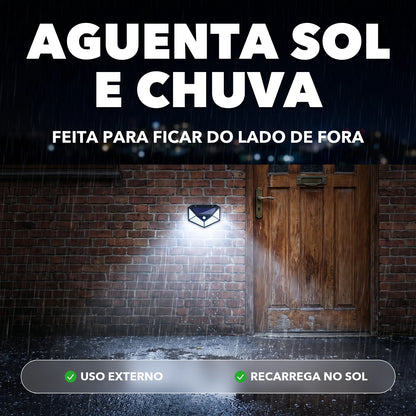 Luminária solar acesa na parede externa durante a chuva