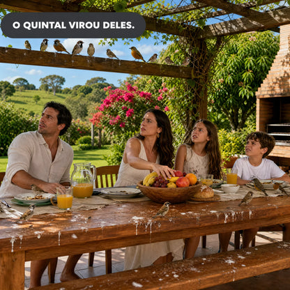Familia na mesa da area de lazer do sitio incomodada com o bando de aves na pergola