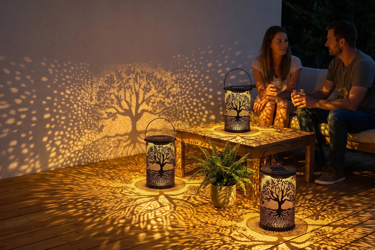 Três lanternas solares acesas cobrindo a varanda de desenhos de árvore